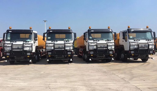 30方重汽豪沃出口型灑水車(chē)圖片 30方重汽豪沃出口型灑水車(chē)圖片